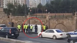 "VAZ 2107" yoldan çıxaraq aşdı, xəsarət alanlar var   - VİDEO