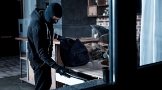 Novxanıda evdən 10 min manat pul və tüfəng oğurlanıb 