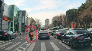 Vəziyyətdən sui-istifadə edən moto kuryer 100 manatlıq qayda pozdu - VİDEO