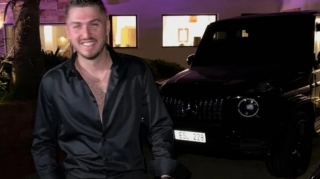 Reper atasına 10 milyonluq avtomobil hədiyyə etdi - FOTO 