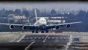 Qasırğa zamanı təyyarədən ekstremal eniş edib – VİDEO