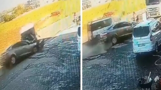 Gəldiyi sürətlə sola dönən sürücü qəza törətdi; ana ilə uşaq ölümdən son anda xilas oldu - VİDEO 