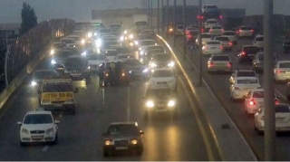 Prospektdə qəza tıxaca səbəb olub - "Kamazla"la "Mercedes" toqquşdu   - VİDEO