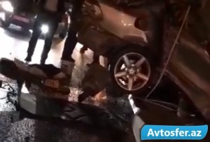 “Mercedes” işıq dirəyinə girdi – Sürücü öldü - VİDEO