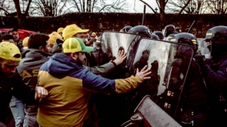 Polis fermerlərə qarşı gözyaşardıcı qaz tətbiq etdi