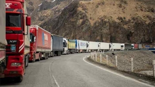 Сотни армянских фур застряли на КПП "Верхний Ларс" 