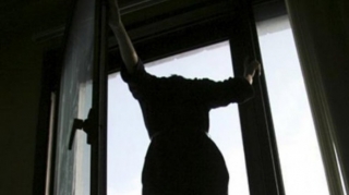 Gəncədə qadın özünü binanın 3-cü mərtəbəsindən atıb