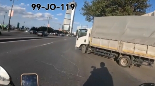 Avtomobillərin yolunu kəsən sürücü bu dəfə motosikletçiyə qəza şəraiti yaratdı - VİDEO