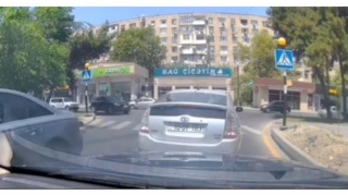 Düz yolu sürə bilməyən "Prius" sürücüsü səkiyə dırmaşdı  - VİDEO