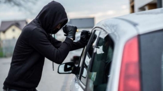 Bakıda “Range Rover”dən  içərisində 920 manat olan çanta oğurlanıb