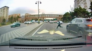 Maşının qarşısına qəfil çıxan yeniyetmə qəzanın bir addımlığından döndü   - VİDEO