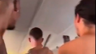 Təyyarədə problem yarandı, futbolçular soyundu - VİDEO