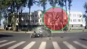 “KİA” ilə toqquşan motosikletli havada "uçdu":  kaskası sayəsində sağ qaldı - VİDEO