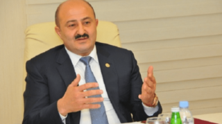 Nəsimi icra başçısı camaatı evindən zorla çıxarır – VİDEO 