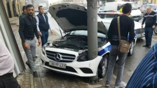 Bakıda avtobus YPX maşınını arxadan vurub işıq dirəyinə çırpdı - FOTO 