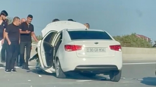 Bakı-Qazax yolunda sürücü “KIA”nı ayırıcı səddə çırpdı    - VİDEO