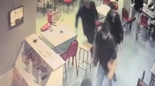 Başının hərlənməsini zəlzələ sandı, kafeni bir-birinə qatdı - HADİSƏ ANI   - VİDEO