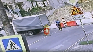 Diqqətsiz sürücü "Qazel"lə 60 yaşlı qadını vurub üstündən keçdi - VİDEO 