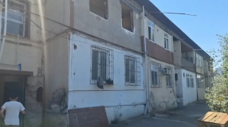 "Nuka" MTK yaşayış binasını sökür, sakinlər isə narazıdır - VİDEO