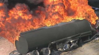 Benzindaşıyan maşın partlayıb, azı 20 nəfər ölüb 