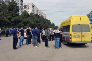 Şəhərdə sakinlər yolu bağlayıb