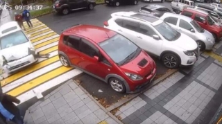 Əyləci sıradan çıxan “Honda” 6 avtomobilə çırpıldı; qadın sürücü maşından yıxıldı - VİDEO 
