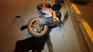 Sabunçu rayonunda motosikleti maneəyə çırpan gənc yaralanıb 