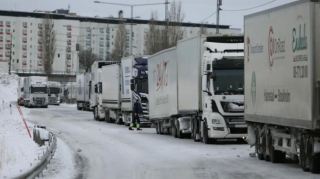 Sürücülər gecəni avtomobillərdə keçirməyə məcbur olublar