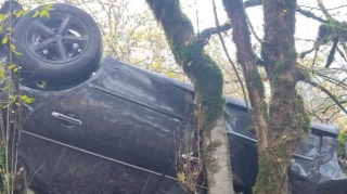 Qaxda qəza baş verib , avtomobillər meşəlik əraziyə aşıb  - FOTO