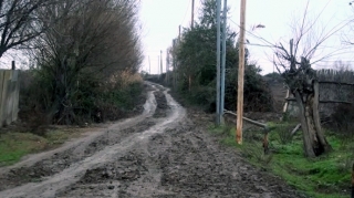 Sakinlərin kabusuna çevrilən yollar - "Qışda vəziyyət daha da pisləşir" - VİDEO 