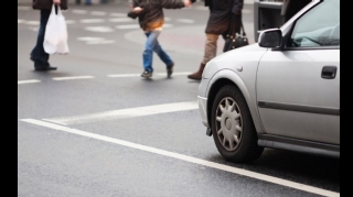 Avtomobil yolu keçən piyadanı vuraraq öldürdü 