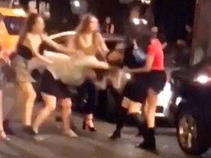 10 qadın küçədə saçyolduya çıxdı - VİDEO