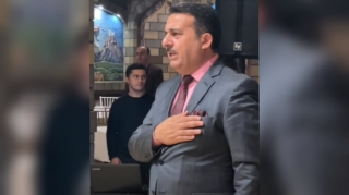 Toyda bıçaqlanan tanınmış tamada himni səhv oxudu  - VİDEO