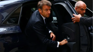 Amerika polisi yolu bağladı, Fransa prezidenti tıxacda qaldı - VİDEO