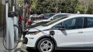 Elektromobil və hibrid avtomobillərin şarj məntəqələrində qanunsuz parklanma - VİDEO