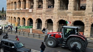 İtaliyada fermerlər 11 traktorla etiraz aksiyası  keçirib