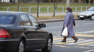 Küçə itlərindən qaçan qadını maşın vurub öldürdü - FOTO 