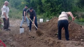 Bir kənd yasda: Altı qadın dəfn edilir  - Ölənlərdən ikisi bacıdır - VİDEO 