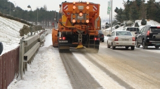 Yollar qar və buzdan təmizlənir - VİDEO 