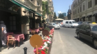 Bakıda yolun hərəkət hissəsinə qoyulmuş masa götürülüb