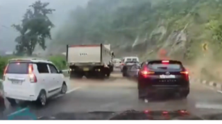 Dağdan düşən qayalar maşınları belə əzdi  - VİDEO