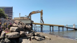 Buzovnada dənizə çıxışı bağlayan hasarlar sökülür  - FOTO