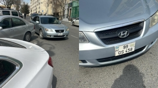 Maşını ikinci cərgədə saxlayan sürücü “iki dəqiqəyə qayıdacam” deyib yoxa çıxdı   - FOTO