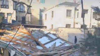 Güclü külək Bakıda binanın damını uçurdu - VİDEO