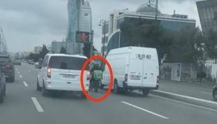 Bakıda iki sürücü mopedi mühasirəyə aldı - Həyatı təhlükədə idi... - VİDEO