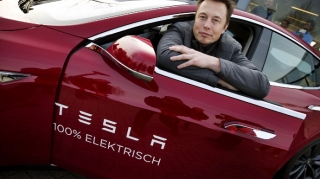 Акционеры Tesla выступили против выплаты Маску премии в 1 трлн долларов 
