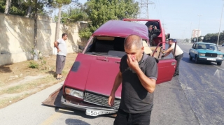Sükan arxasında yuxulayan sürücü avtomobili yol nişanına çırpıb  - FOTO - VİDEO
