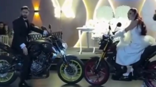 Gəlin və bəy motosikletlə zala daxil oldu – VİDEO 
