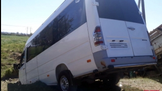 Qazaxda mikroavtobus minik maşını ilə toqquşdu: 5 nəfər... 