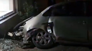 Bakıda “Prius” divara çırpıldı:  sürücü belə xilas edildi - VİDEO 